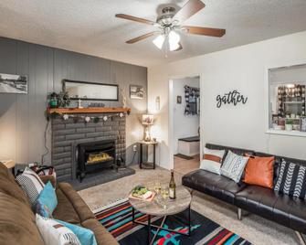 The Elk Meadow Cozy Cabin - Ruidoso - Living room