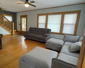 Grasslands Guesthouse Spacious 4bedroom,3 bath house in peaceful Chamberlain. - Chamberlain - Wohnzimmer