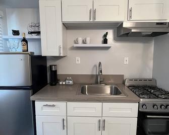Guest house in a very nice quiet neighborhood - Burbank - Kitchen