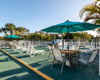 Sunshine Inn & Suites Venice, Florida - Venice - Innenhof