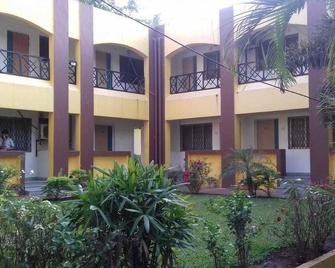 Hotel Rajdhani - Lonavala - Building