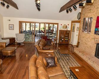 Darien Family Home with Bedroom/Nursery - sleeps 12 & easy 50 min. train to NYC - Darien