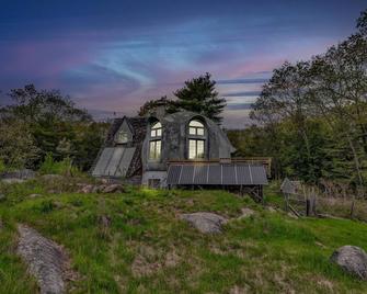 Dome Home on 42 Acres! Close to the Beach and Downtown Kennebunkport - Kennebunkport - Building