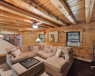 New! Cushing Home | Family Cabin Near Wachusett Mtn - Ashburnham - Living room