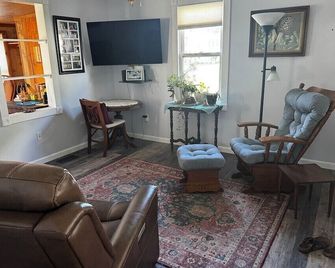 3-bedroom house in amazing Mill Hall close to Penn State and Fishing - Mill Hall - Living room