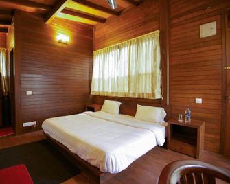 Sirukundra Bungalow - Valparai - Bedroom