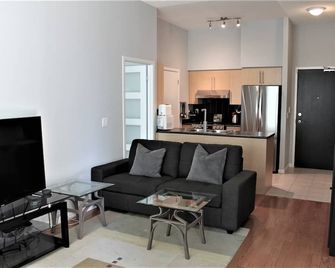 Ground Floor 2br 2ba Patio/Pool/Gym/Bbq/Prkg/Lake Famous Waterpark City Condos - Richmond Hill - Living room