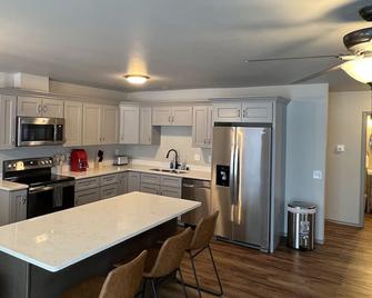 Top Floor Lakefront Condo with Mountain Views! - Wasilla - Kitchen