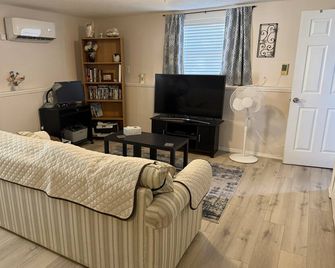 Sunset Studio - Beautifully Appointed And .6 Mi From Beach - This Is Paradise! - Tarpon Springs - Living room