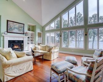 Stunning Executive Cottage on Lake Koronis - Paynesville - Living room
