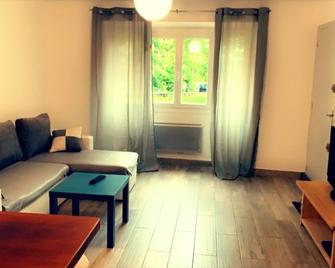 2 pièces de charme au coeur du village de CABRIS - Cabris - Sala de estar