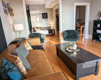 Mesaba 3 Lake View | Historic Condo - Duluth - Living room