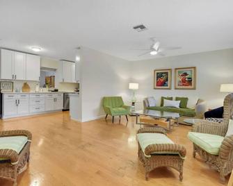 My Happy Place - Boynton Beach - Living room