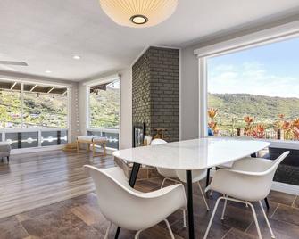 Mid-Century Modern Manoa Home with a Mountain View - Honolulu - Dining room