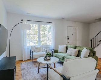 Westerly Haven B: Walk to Scott Stadium! - Charlottesville - Living room