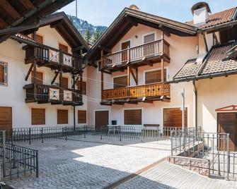 Nice apartment for 5 people with WIFI and pets allowed - Campitello di Fassa - Edificio