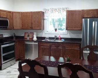 Newly Renovated Family Home Great Area - Beach - Greenport - Ferry - Restaurants - Greenport - Kitchen