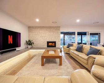 Galene Getaway Walk to Beach Pool & Fire - Mount Martha - Living room