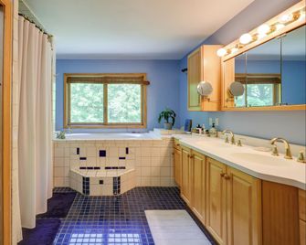 Lockes Glen - Lakefront Geneva Getaway with Dock! - Geneva