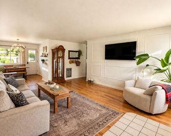 Delightful, cozy and warm 3-bedroom house with upgrade amenities in Yreka - Yreka - Stue