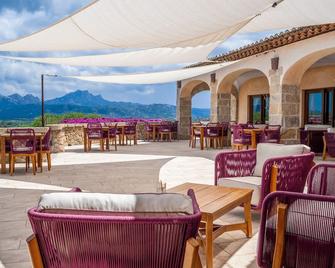 Moma Hotel Cannigione - ארצאקנה - פטיו