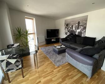 Luxury Penthouse Apartment with Panoramic Views - Bury - Living room