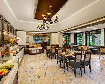 Shervani Hilltop Resort - Nainital - Restaurante