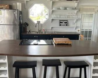 Sunsets and Fires - Dunnville - Kitchen