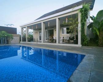 A&T House Sukabumi - Sukabumi - Pool