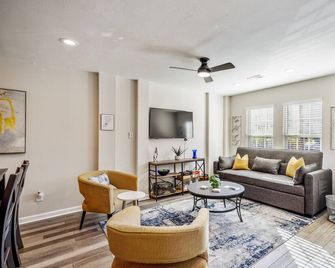 Winter Retreat 3b 3ba Huge backyard Mins from Downtown - Houston - Living room