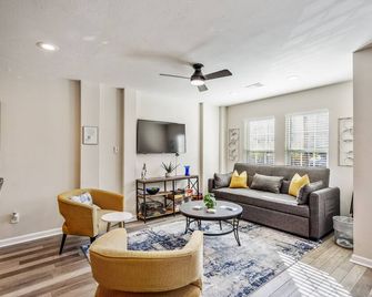 Winter Retreat 3b 3ba Huge backyard Mins from Downtown - هيوستن - غرفة معيشة