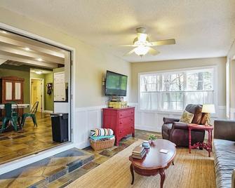 Shady Creek Cabin on Lay Lake @ Peckerwood Creek! - Sylacauga - Living room