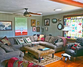 Nestled between Big Sky Ski Resort & Bridger Bowl In The Heart of the Rockies - Gallatin Gateway - Living room