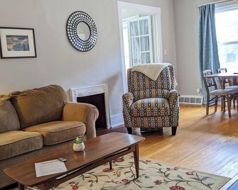 Charming Cozy 2-bedroom apartment near Vander Veer Park with AC, parking, WiFi - Davenport - Living room