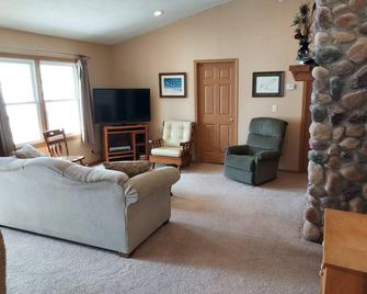 2 BR. cabin w/ 150' lakeshore on Big Stone Lake. Property has gorgeous views! - Ortonville - Sala de estar