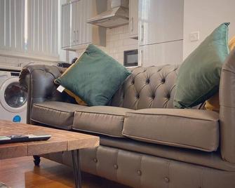 The Law House By The Opulence - Free City Centre Parking - Bradford - Living room