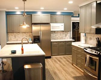 Upscale luxury home just a few blocks from beach - Ludington - Kitchen