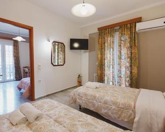 Superior Apartment with Garden & Mountain View - Poros - Bedroom