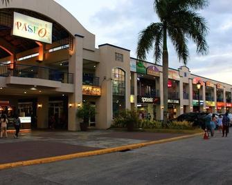 Home with Cozy Rooms Near Nuvali - Santa Rosa - Edificio