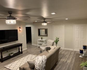 Adorable Brand New remodeled Tustin Cottage. Close to the 55/405/22 and 91 fwy. - Tustin - Living room