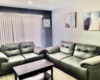Luxury Apartment Suite 5 - El Paso - Living room