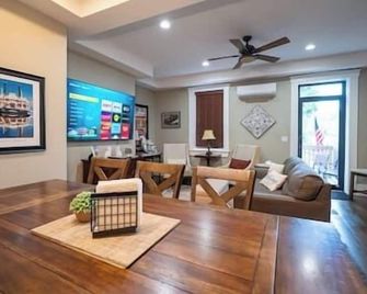 #207 King Suites, River Views, Deck, Downtown - Madison - Jídelna