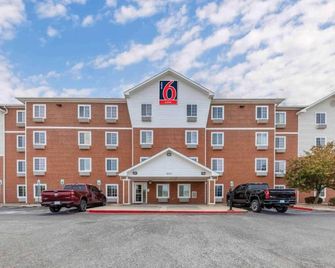2 Full Beds | Smoking, Kitchen - Norman - Gebouw