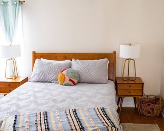 Charming 1950s Time Capsule Near Downtown Baker City, Oregon - Baker City - Bedroom