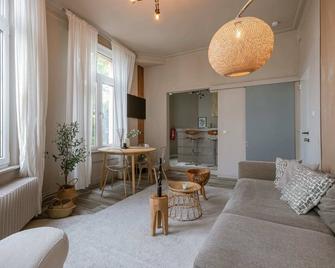 Huswell - Cozy apartment in Antwerps shopping district, Pets - Antwerp - Living room