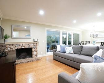 Stylish Pool Home: 3 Ensuites, 1.3 Mi to Disney - Anaheim - Living room