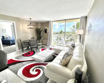 Stunning Views Best location in Hilo 2BR modern Condo - Hilo - Living room