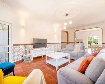 GuestReady - Casa de Nazaré da Galileia - 킨타 두 안주 - 거실
