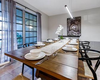 Tropical Oasis with Heated Salt Water Pool & Bar! - Cooper City - Dining room