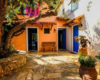 Aesthetic Holiday Home in Palaiochora near Sea Beach - Kantanos - Innenhof